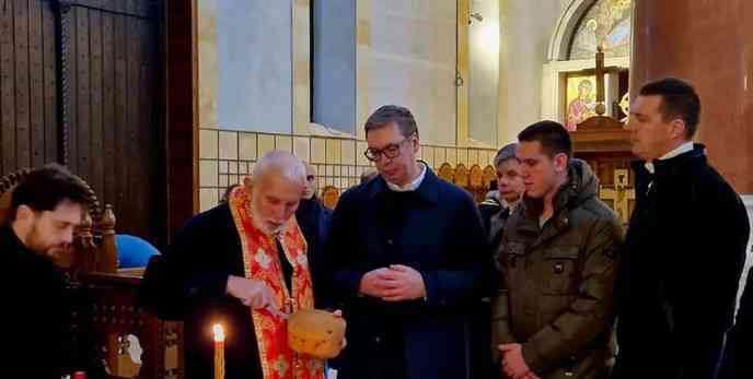 ALEKSANDAR VUČIĆ SLAVI SVETOG NIKOLU: Zdravlja i sreće svima koji slave, posebno našem stradalnom narodu na Kosovu i MetohijiM (FOTO)